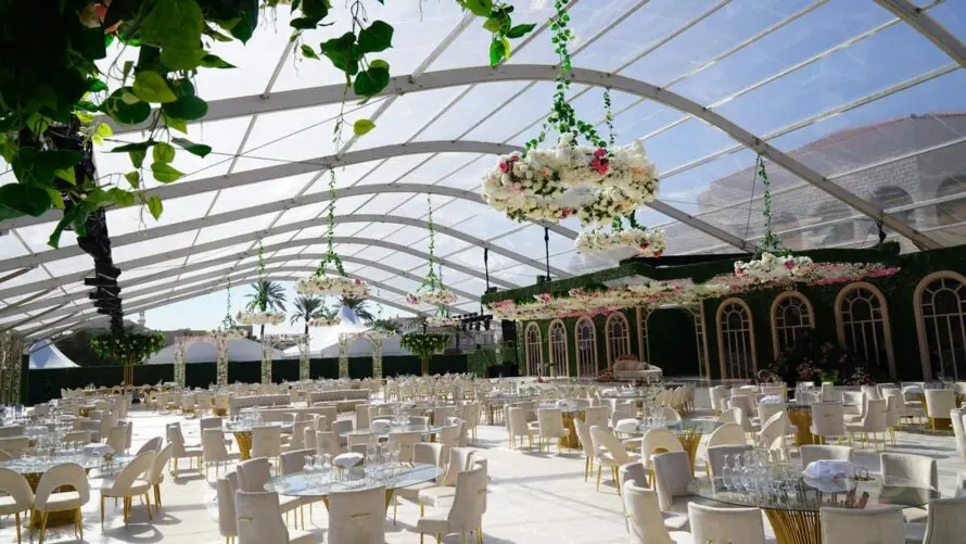 Tensostrutture per matrimoni a Roma Tensostruttura elegante per matrimonio all'aperto a Roma con allestimento floreale<br /><br />