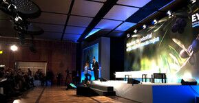 Eventi aziendali palco fondale audio illuminazione e videoproiezione.jpg